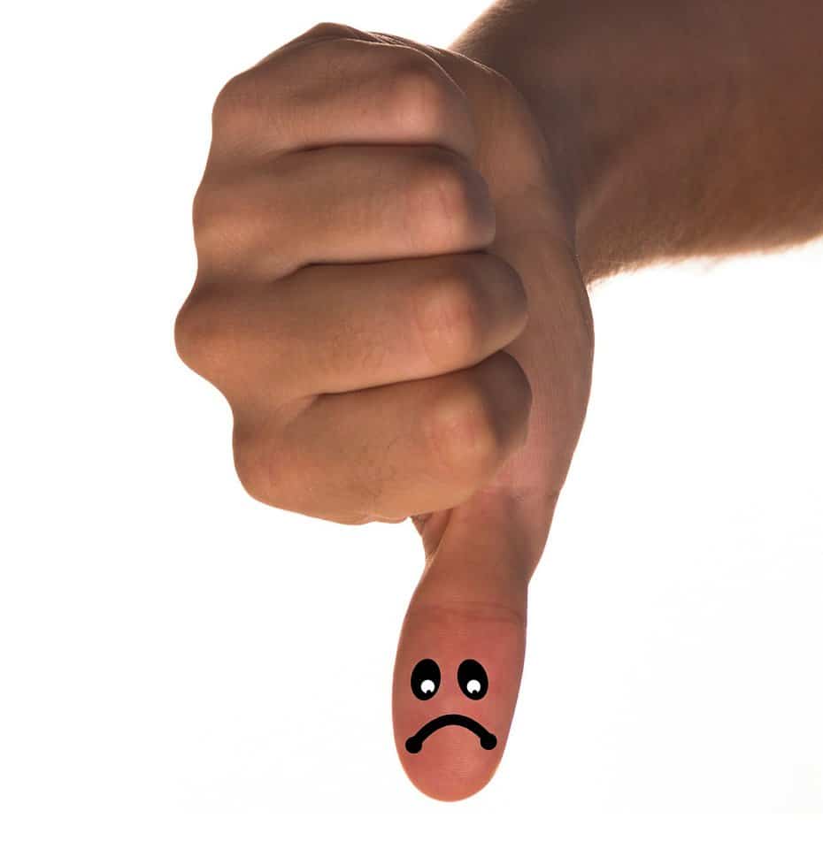mano con carita dibujada en el dedo pulgar